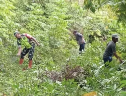 Babinsa Koramil 05/Indra Jaya menggelar kegiatan  Gotong Royong Bersama Warga Desa Mesjid Dijiem