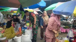 Babinsa Koramil 1404-04/Paleteang Laksanakan Pengecekan Harga Sembako di Pasar Kampung Jaya