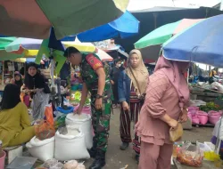Babinsa Koramil 1404-04/Paleteang Laksanakan Pengecekan Harga Sembako di Pasar Kampung Jaya