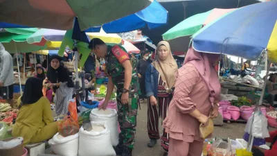 Babinsa Koramil 1404-04/Paleteang Laksanakan Pengecekan Harga Sembako di Pasar Kampung Jaya