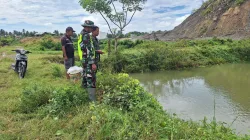 Babinsa Koramil 1404-04/Paleteang Laksanakan Komsos dengan Peternak Ikan Lele di Kecamatan Paleteang