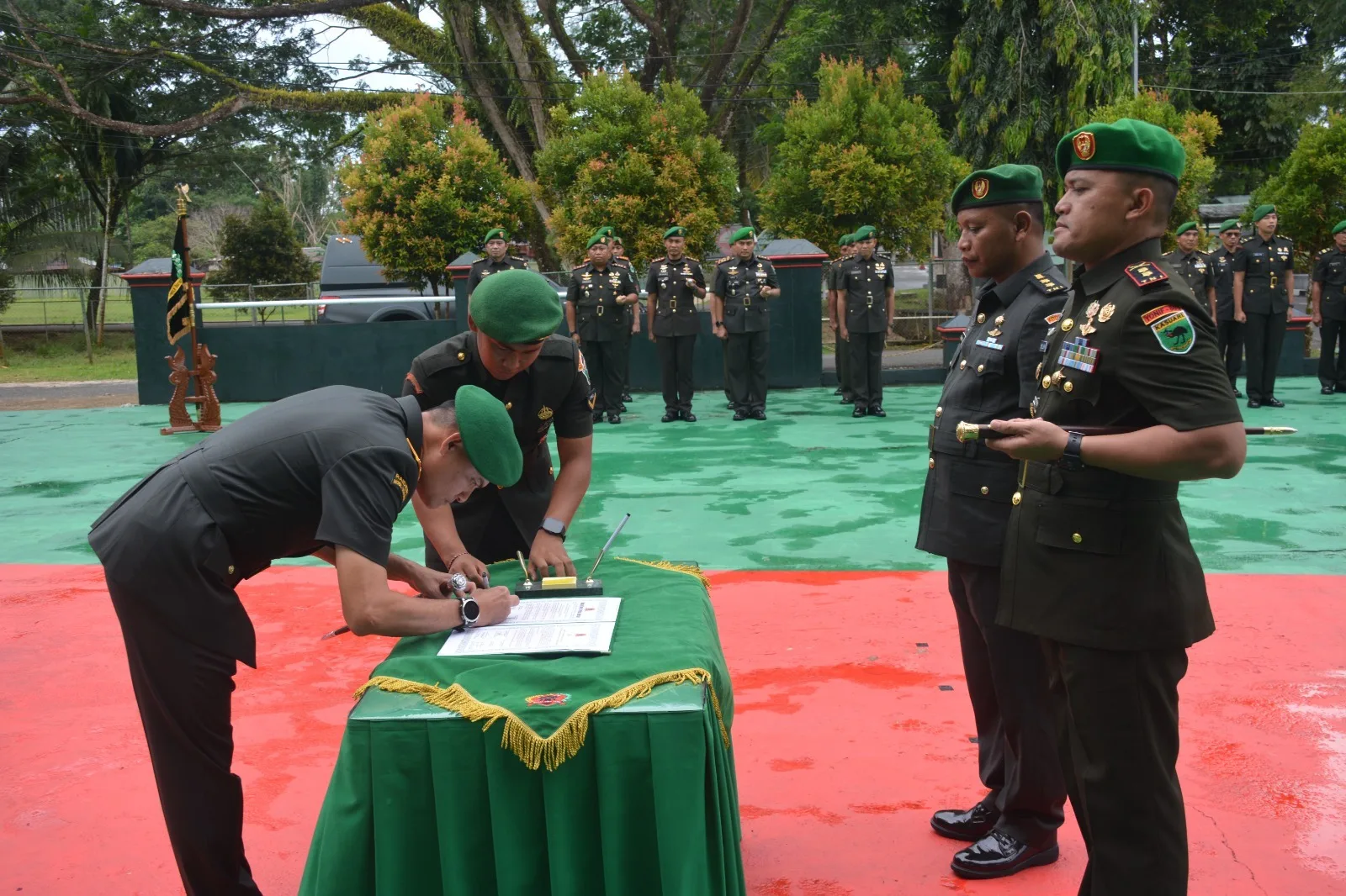 Komandan Korem 181/PVT pimpin acara Serah Terima Jabatan dan Tradisi Satuan.
