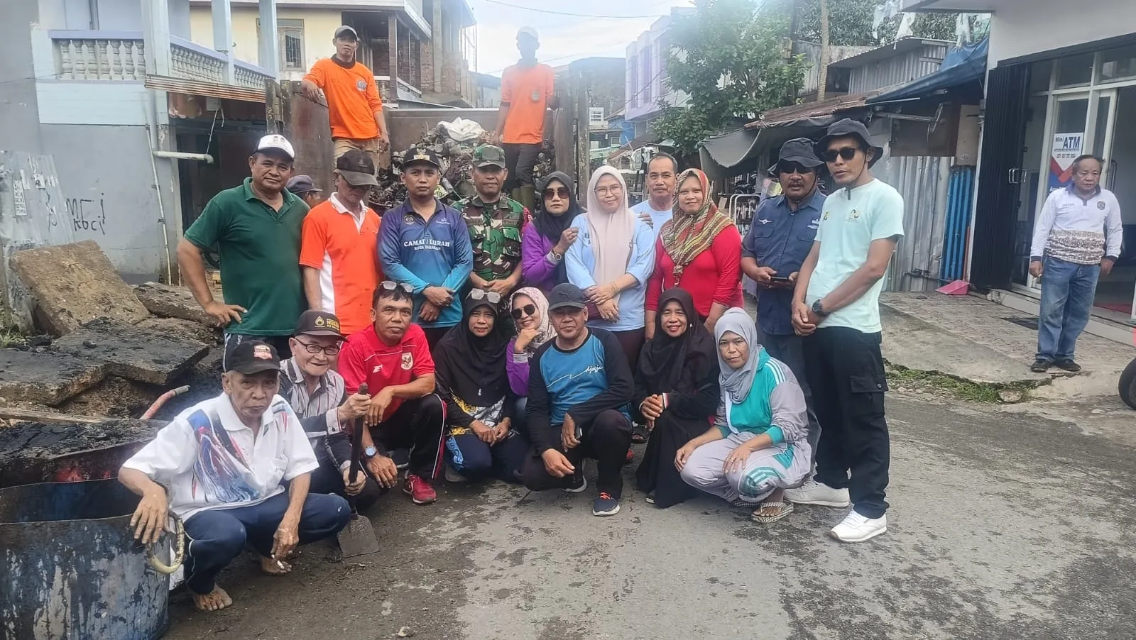 Kompak,Babinsa Koramil 0907/02 Tarteng Dan Warga Jaga Kebersihan wilayah
