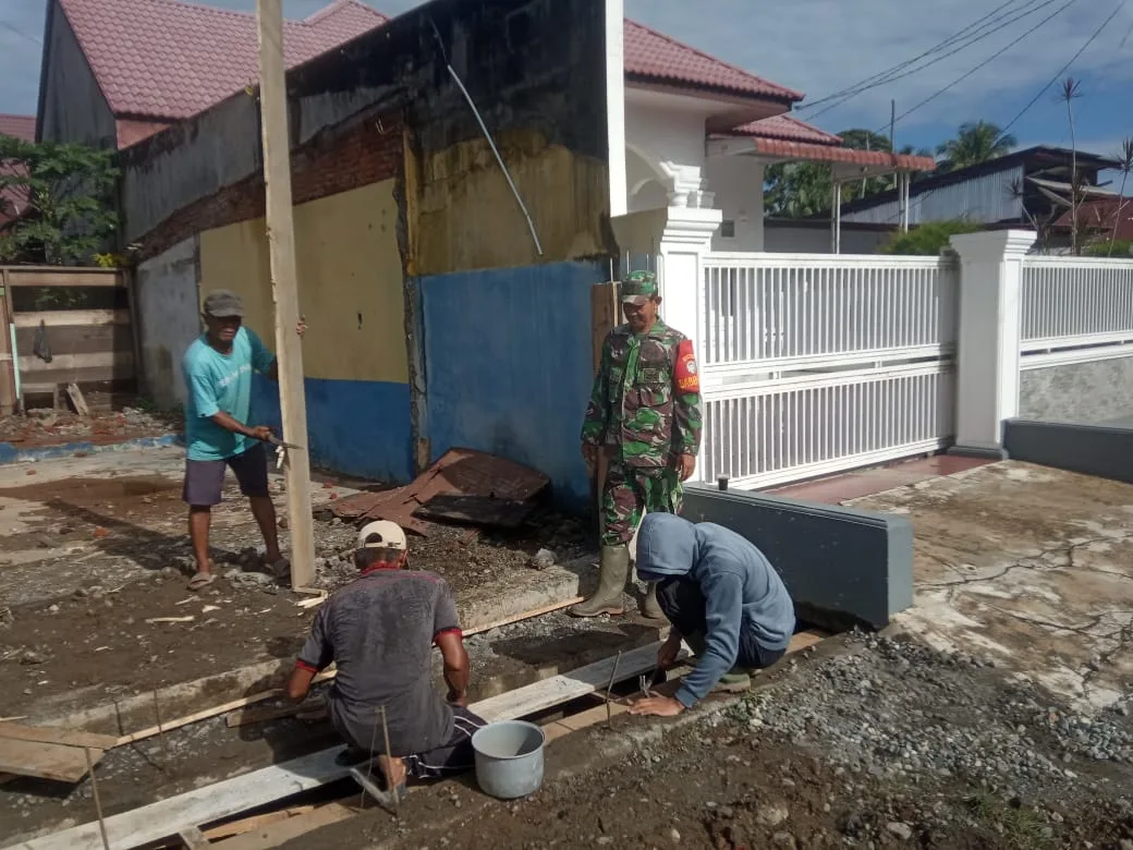 BABINSA Mengajak Masyarakat Gotong-royong Membuat JEMBATAN Parit Di Wilayah Binaan.