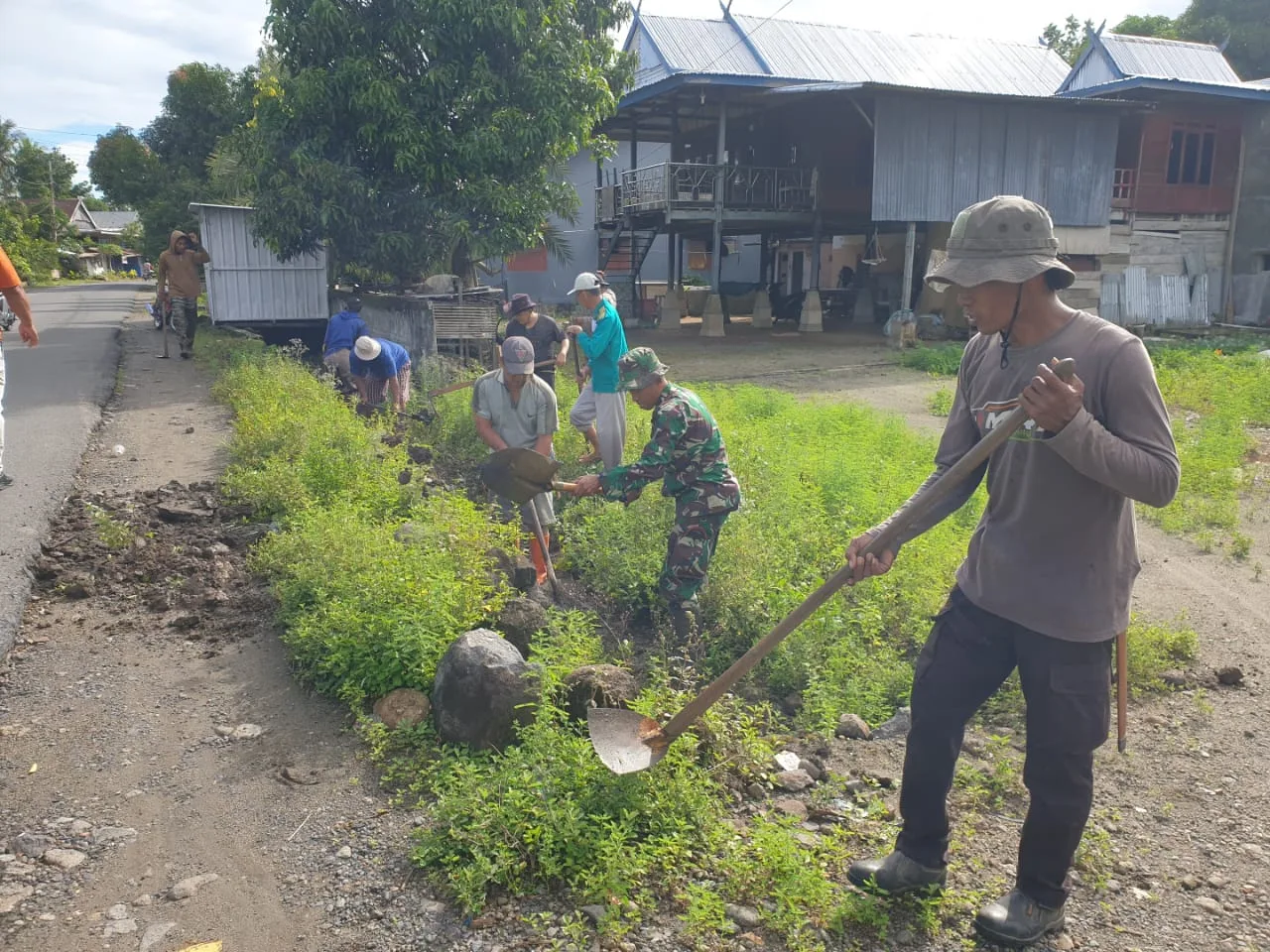 Babinsa Koramil 1404-03/Mattiro Bulu Ajak Warga Kerja Bakti Bersihkan Saluran Air