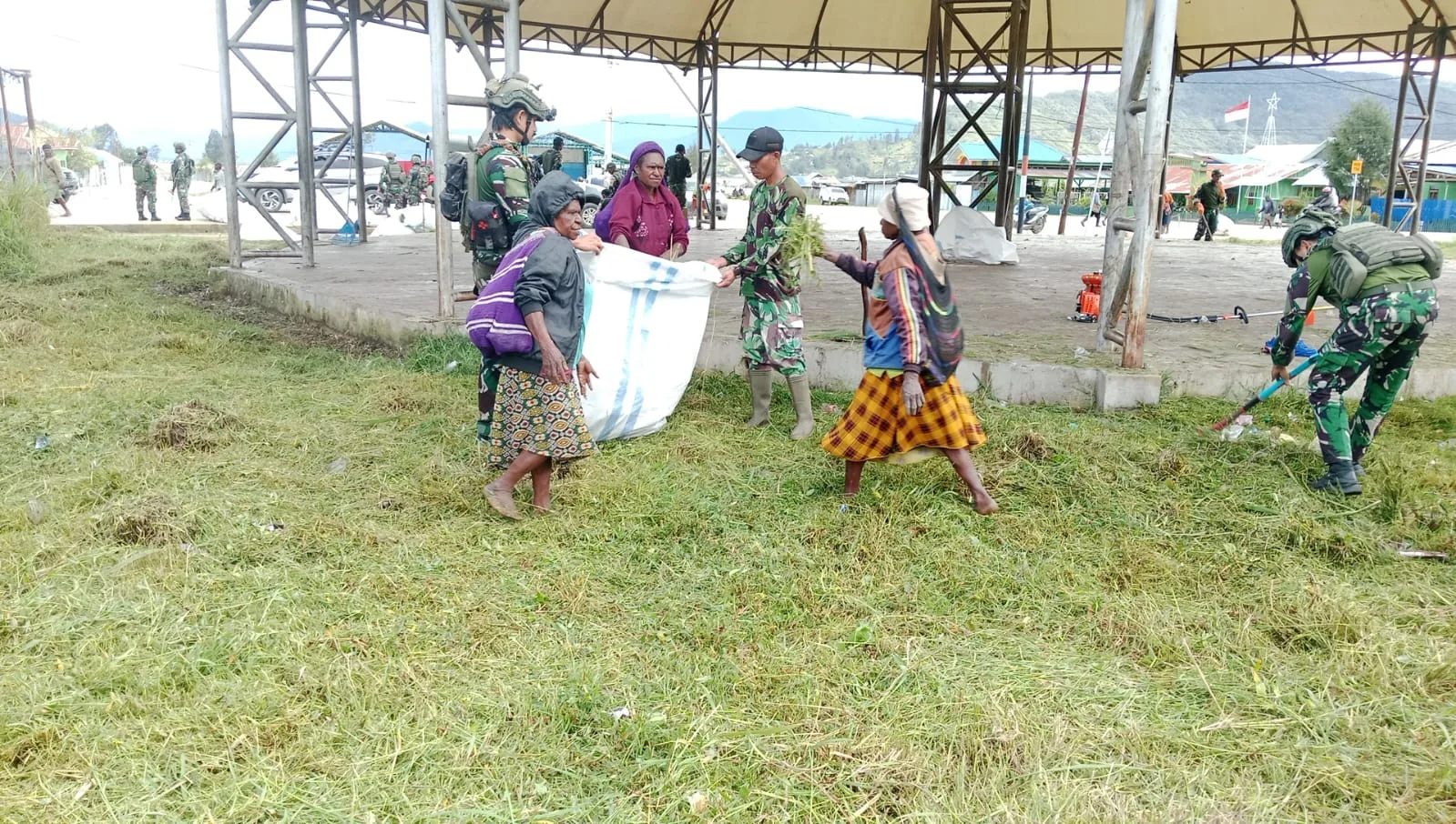 ANGGOTA KORAMIL 1703-01/ENAROTALI BERSAMA SATGAS YONIF 4 MARINIR DAN SATGAS YONIF 711/RKS LAKSANAKAN KERJA BAKTI PEMBERSIHAN FASILITAS UMUM DI WILAYAH KABUPATEN PANIAI