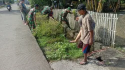 Babinsa Koramil 1404-03/Mattiro Bulu Bersama Warga Laksanakan Kerja Bakti Pembersihan Drainase