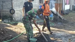 Babinsa Geumpang Bantu Rehabilitasi Rumah Warga, Wujud Nyata Kepedulian TNI di Pidie