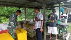 Babinsa Komsos dengan Pedagang Ikan, Babinsa Himbau Hindari Pemakaian Bahan Pengawet