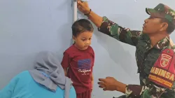 Dampingi Posyandu,Babinsa Koramil 0907/01 Tartim Kontrol Kesehatan Anak Diwilayah Binaan