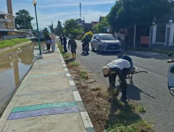 Babinsa Koramil 1404-02/Mattiro Sompe Bersama Warga Bersihkan Pinggir Jalan Raya