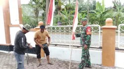 Babinsa Melaksanakan Kegiatan Karya Bakti Bersama Warga Desa Binaan Dengan Penuh Semangat