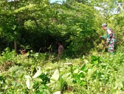 Bersihkan Parit dan Jalan, Babinsa Koramil 04/Salang Kerja Bakti Bersama Masyarakat