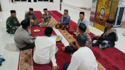 Babinsa Koramil 1404/Paleteang dan Bhabinkamtibmas Shalat Subuh Berjamaah Dengan Warga