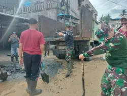 Jaga Kebersihan wilayah,Babinsa Koramil 0907/01 Tartim Dan Warga Bersihkan Drainase