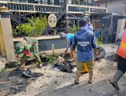 Babinsa Koramil 1404-04/Paleteang Bersama Warga Kerja Bakti Bersihkan Drainase