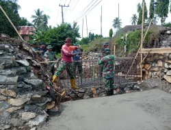 Percepat Konektivitas Wilayah, Babinsa Koramil 1405/parepare Turun Langsung Pengecoran Jembatan Perintis Garuda Tahap III di Barru