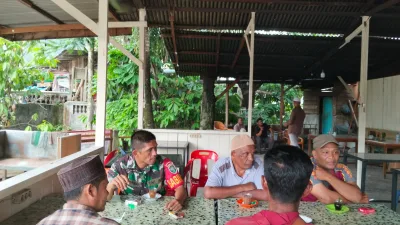 Babinsa Tangse Perkuat Pembinaan Teritorial Lewat Komunikasi Sosial di Pulo Mesjid II