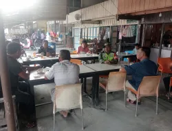 Babinsa Koramil 03 Senagan Timur komsos dengan warga desa binaan