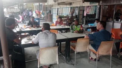 Babinsa Koramil 03 Senagan Timur komsos dengan warga desa binaan