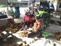 Dukung UMKM, Babinsa Koramil 03/Delima Bantu Warga Produksi Kerupuk Kulit di Desa Tanjung