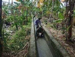 Babinsa Koramil 1404-01/Suppa Bersama Aparat Desa dan Warga Laksanakan Kerja Bakti Perbaikan Saluran Irigasi