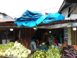 Babinsa Koramil 02/Simteng Monitoring Harga Sembako