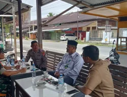 BabinsaKoramil03Senagan Timur komsos dengan warga di desa binaan