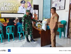 Babinsa Koramil 1405-06/ Barru Kawal Penyaluran Bantuan Pangan Bulog, Warga Sumpang Binangae Sambut Antusias