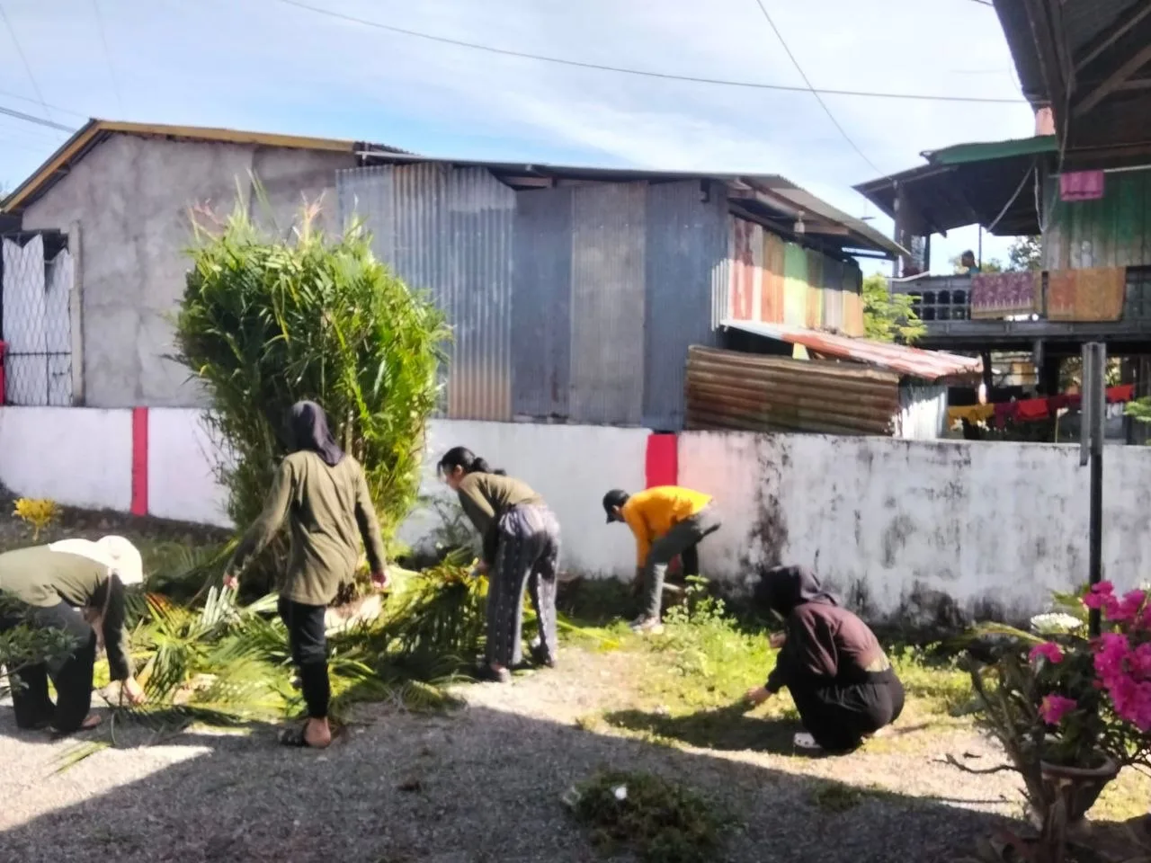 Sinergi TNI dan Rakyat: Babinsa Koramil 06/Duampanua Gelar Kerja Bakti Bersih Halaman Kantor Lurah Bittoeng