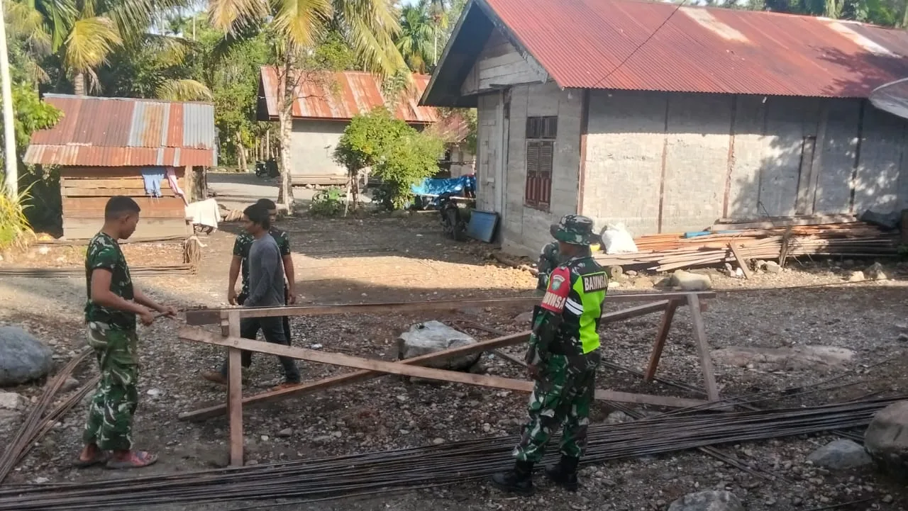 Karya Bakti, Babinsa Posramil Beutong Ateuh Banggalang Bantu Warga Ikat Besi Cor Tiang Rumah Warga Di Desa Binaan