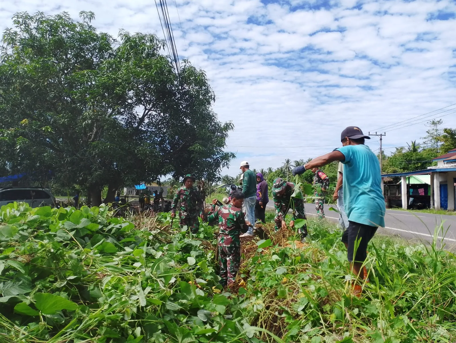 Antisipasi Banjir, Babinsa Koramil 1404-07/Lembang Gelar Kerja Bakti Bersihkan Drainase