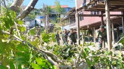 Koramil 1405-08 Bantu Warga Bersihkan Pohon Tumbang yang Menimpa Rumah di Desa Libureng