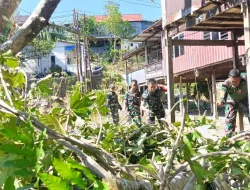 Koramil 1405-08 Bantu Warga Bersihkan Pohon Tumbang yang Menimpa Rumah di Desa Libureng