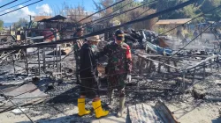 BUKAN SEKADAR BERSIH-BERSIH, TNI HADIR BERSAMA WARGA PULIHKAN KOMPAS LAMA PASCAKEBAKARAN