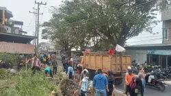 Cegah Banjir Saat Musim Hujan, Danramil 1405-02/Soreang Bersama Pemerintah dan Warga Gelar Kerja Bakti Bersihkan Saluran Air