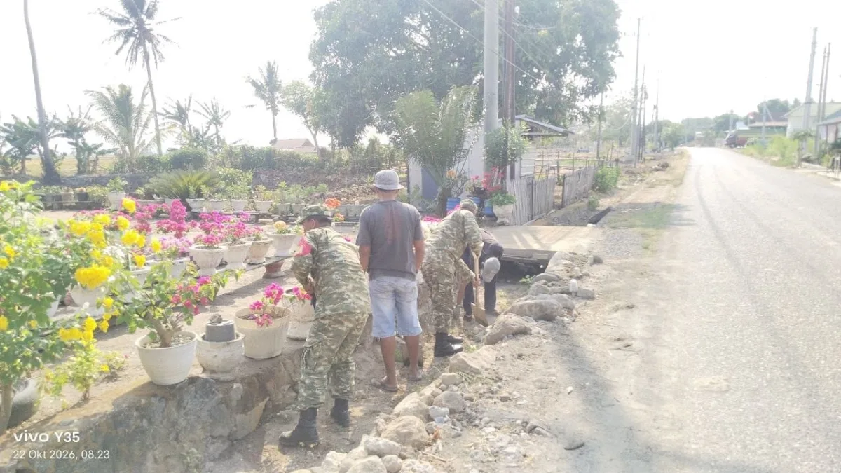 Cegah Banjir, Babinsa Koramil Lanrisang Bersama Warga Bersihkan Saluran Air di Desa Lerang