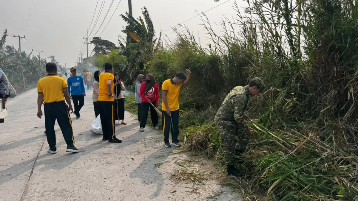Cegah Genangan Air, Kodim 1404/Pinrang Bersama Warga Bersihkan Drainase di Desa Bunga