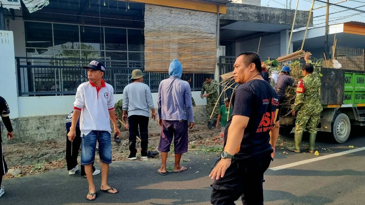 JUMAT BERSIH, KORAMIL 1405-01/UJUNG BERSAMA WARGA GEBER KERJA BAKTI, WUJUDKAN LINGKUNGAN BERSIH DAN BEBAS BANJIR