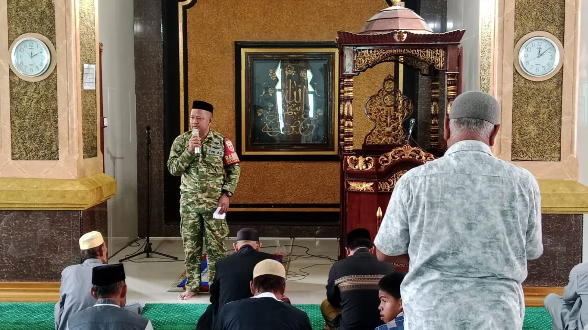 DEKATKAN DIRI DENGAN WARGA, BABINSA MANGEMPANG SOSIALISASIKAN PENERIMAAN PRAJURIT TNI AD USAI SHOLAT JUMAT