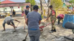 GOTONG ROYONG PERKUAT AKSES WARGA, BABINSA DESA TOMPO DAN MASYARAKAT PERBAIKI JALAN HALAMAN KANTOR DUSUN